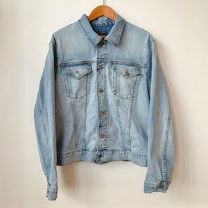 CLUB MONACO | LIGHT WASH CLASSIC DENIM TRUCKER JACKET WITH STRETCH